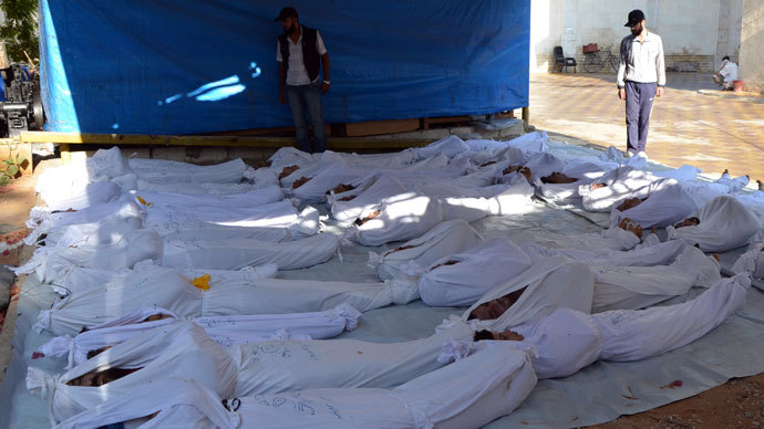 Syrian activists inspect the bodies of people they say were killed by nerve gas in the Ghouta region, in the Duma neighbourhood of Damascus August 21, 2013.(Reuters / Bassam Khabieh)