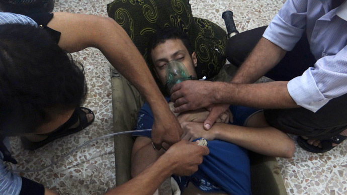 A man, affected by what activists say is nerve gas, breathes through an oxygen mask in the Damascus suburbs August 21, 2013 (Reuters/Ammar Dar)