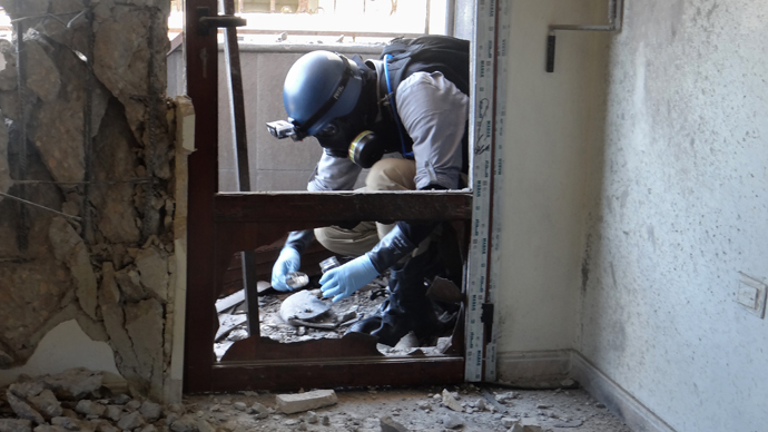 A United Nations (UN) arms expert collects samples on August 29, 2013, as they inspect the site where rockets had fallen in Damascus' eastern Ghouta suburb during an investigation into a suspected chemical weapons strike near the capital (AFP Photo)