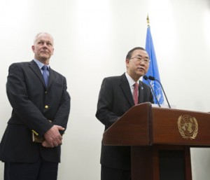 Swedish scientist Ake Sellstrom, chief of the United Nations mission to inspect chemical weapons use in Syria, stands next to UN Secretary General Ban Ki-Moon. (UN photo)